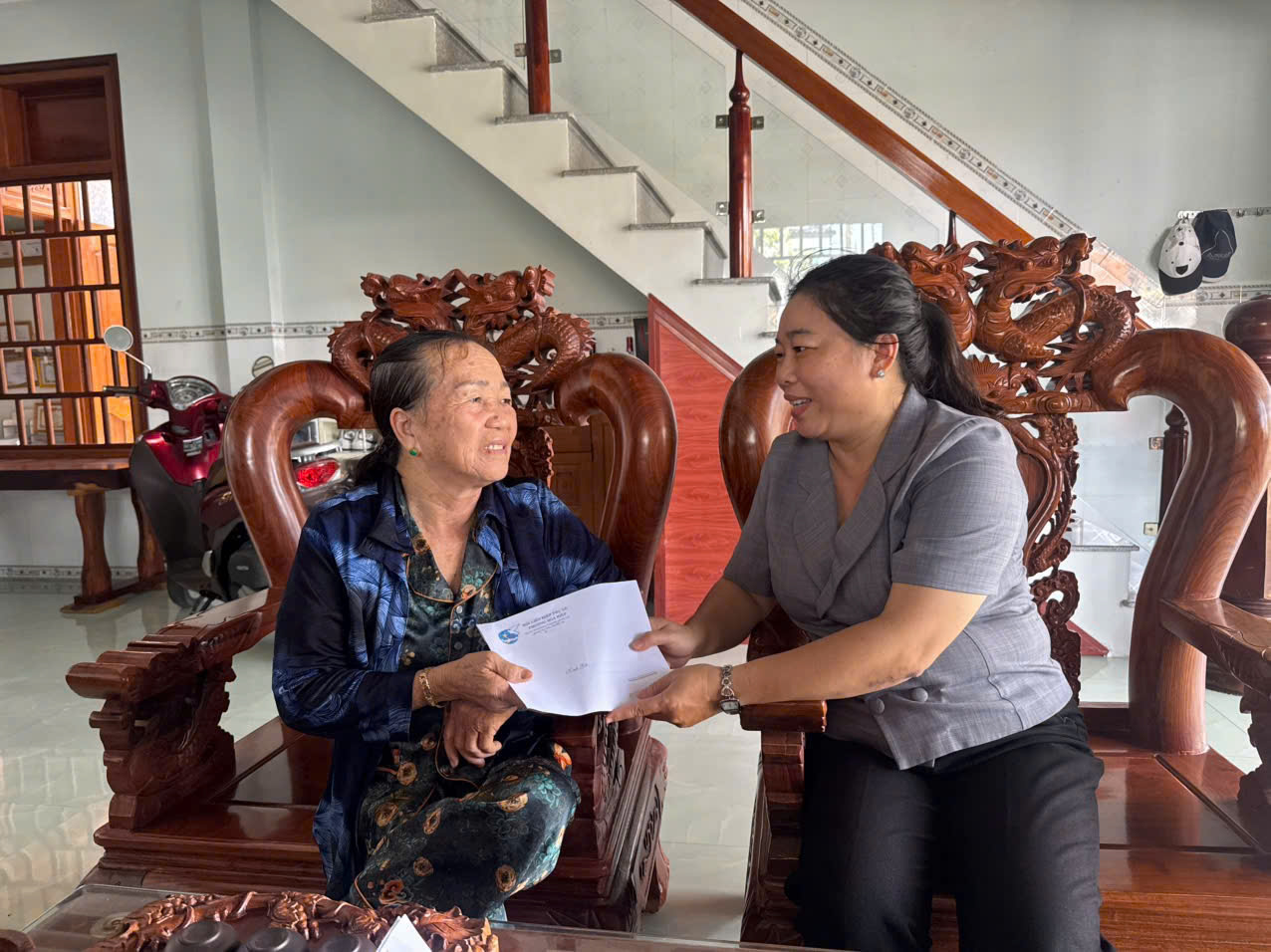 Hội LHPN phường Hoà Hiệp tặng 6 suất quà cho nữ thương binh, người có công cách mạng