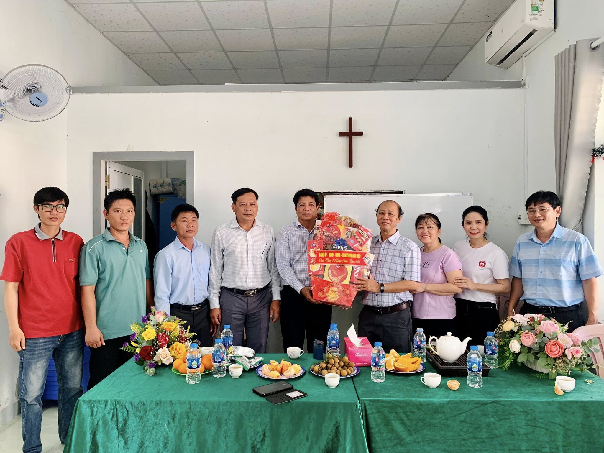 LÃNH ĐẠO PHƯỜNG HÒA HIỆP THĂM, TẶNG QUÀ CÁC CƠ SỞ CÔNG GIÁO, TIN LÀNH TRÊN ĐỊA BÀN NHÂN DỊP LỄ PHỤC SINH NĂM 2026