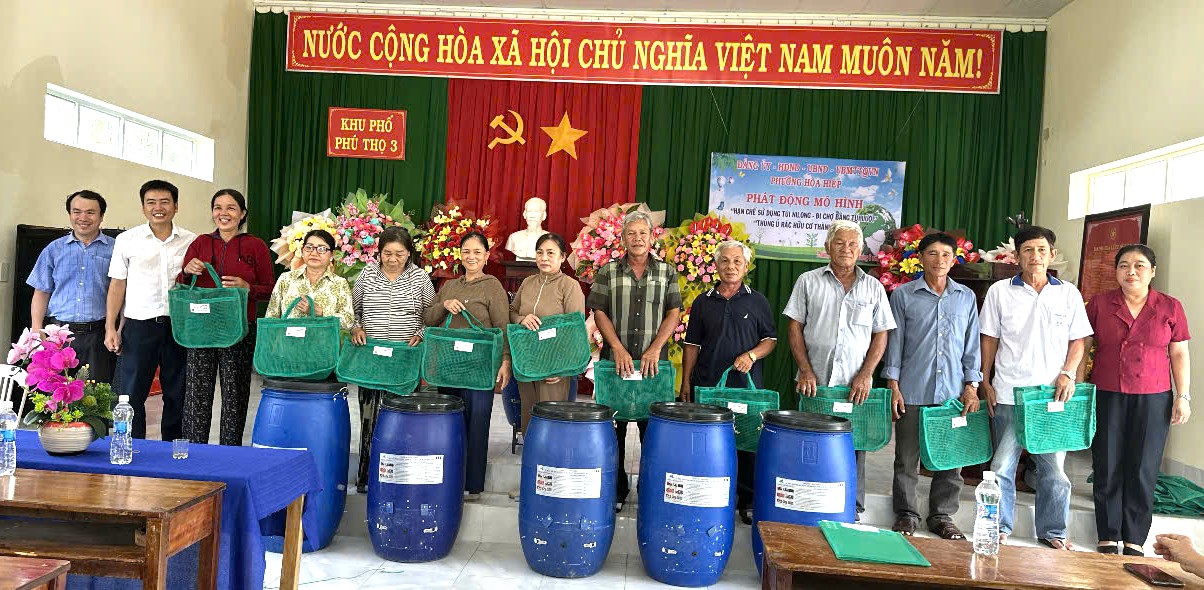 Phát động mô hình “Hạn chế sử dụng túi ni lon- đi chợ bằng túi lưới” và “Thùng ủ rác hữu cơ thành phân”