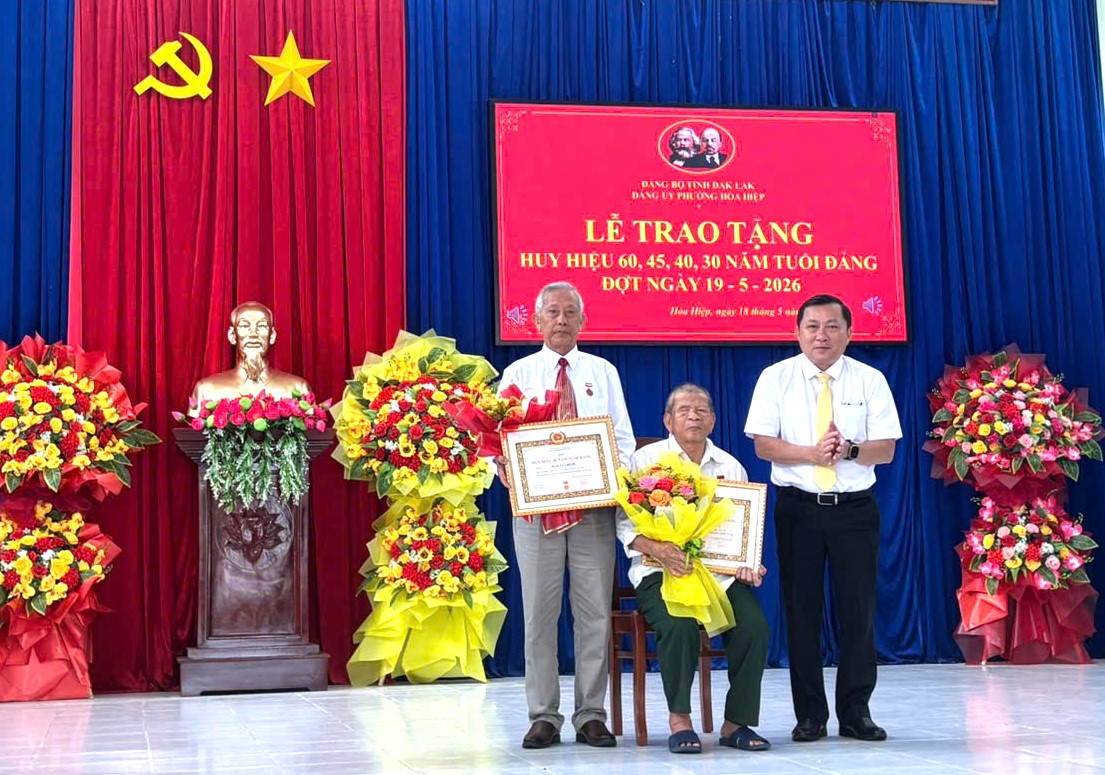 Phường Hoà Hiệp: 9 đảng viên được tặng, truy tặng Huy hiệu Đảng đợt 19.5