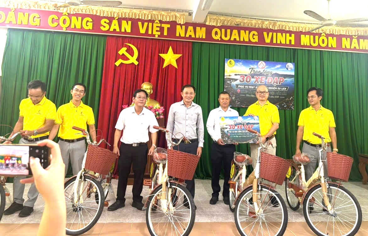 Trao tặng 30 xe đạp phục vụ khách du lịch trải nghiệm tại Làng Lò