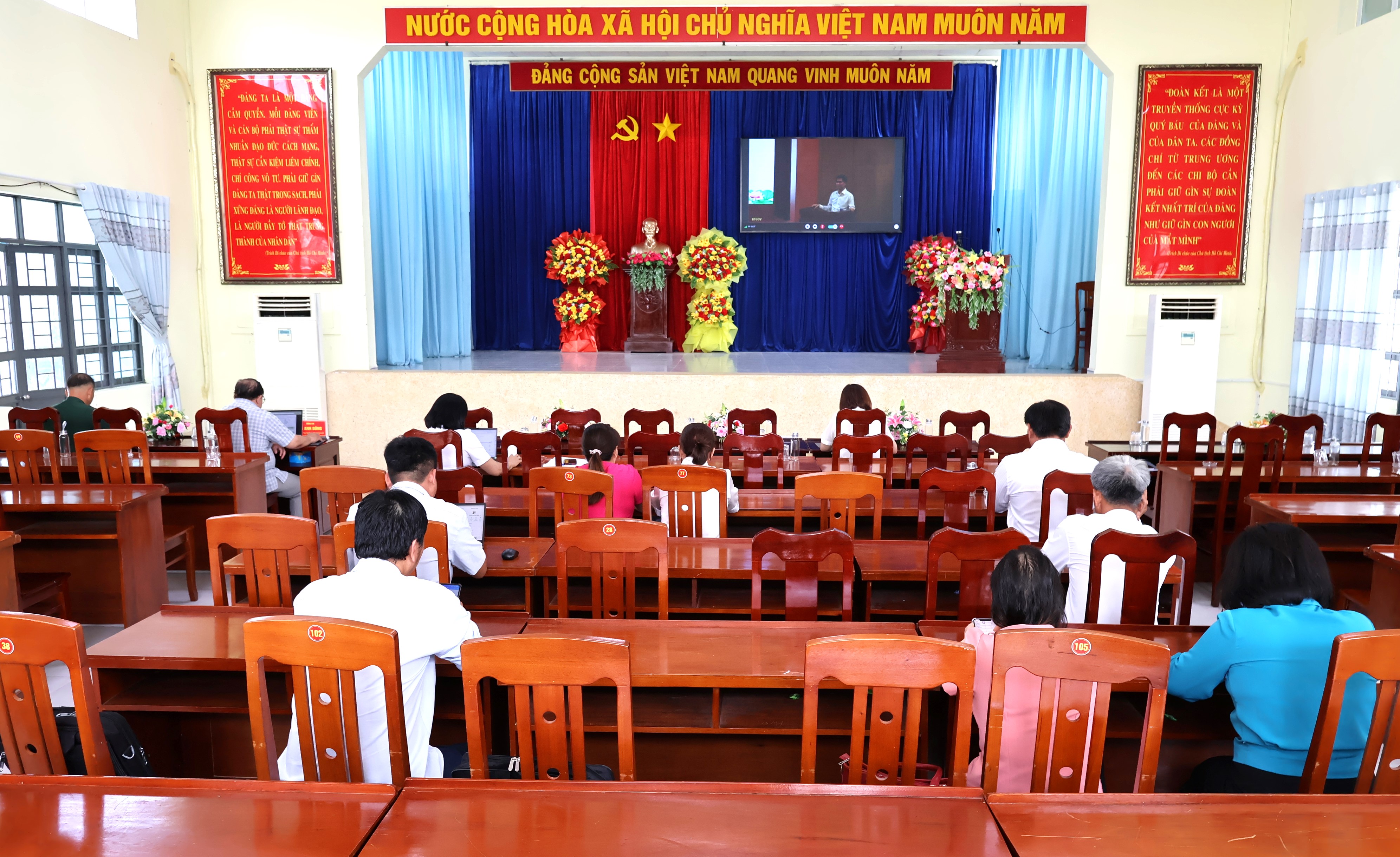 Hội nghị Báo cáo viên Trung ương tháng 6