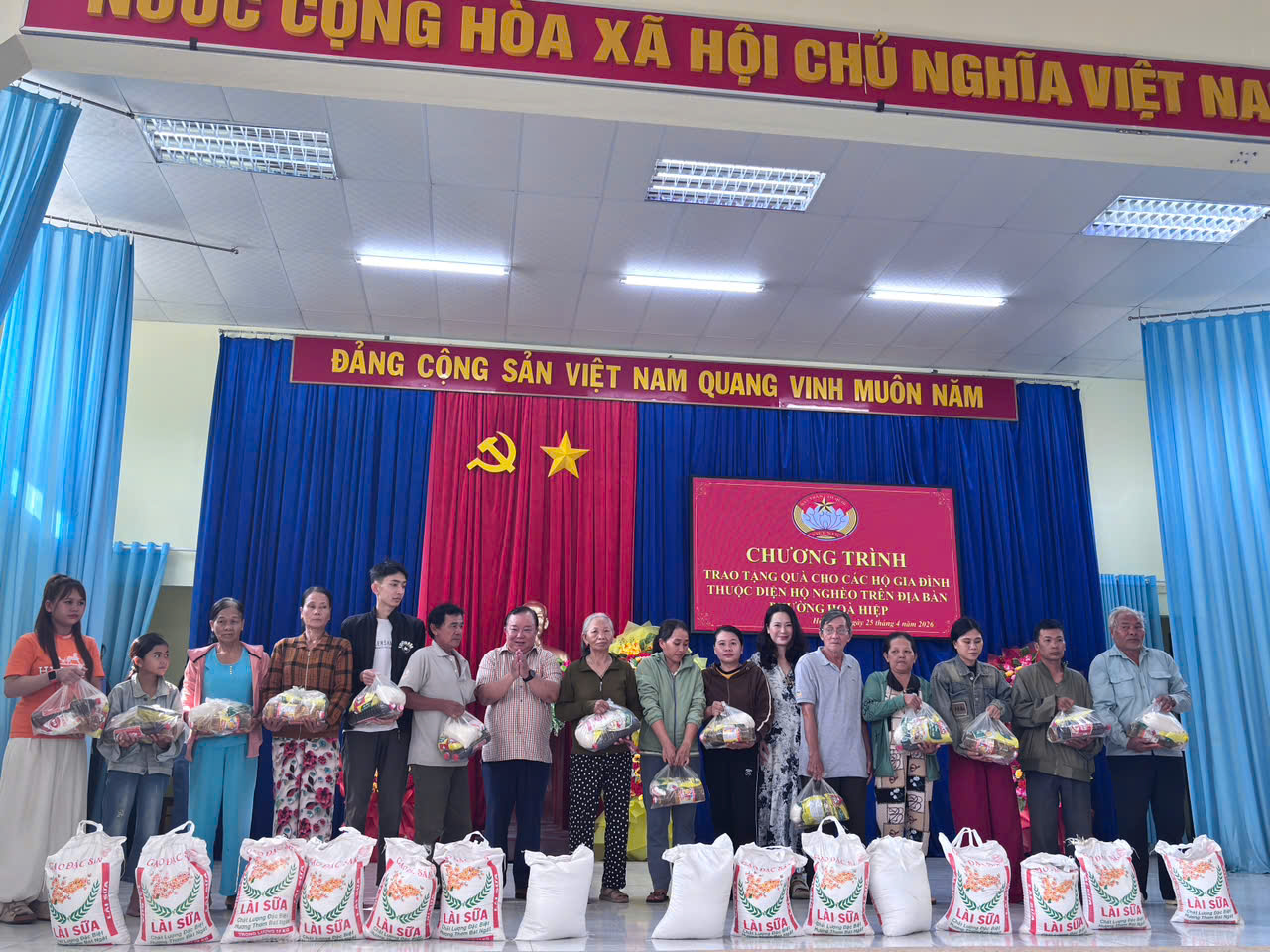 Trao 103 suất quà cho hộ nghèo trên địa bàn phường Hoà Hiệp