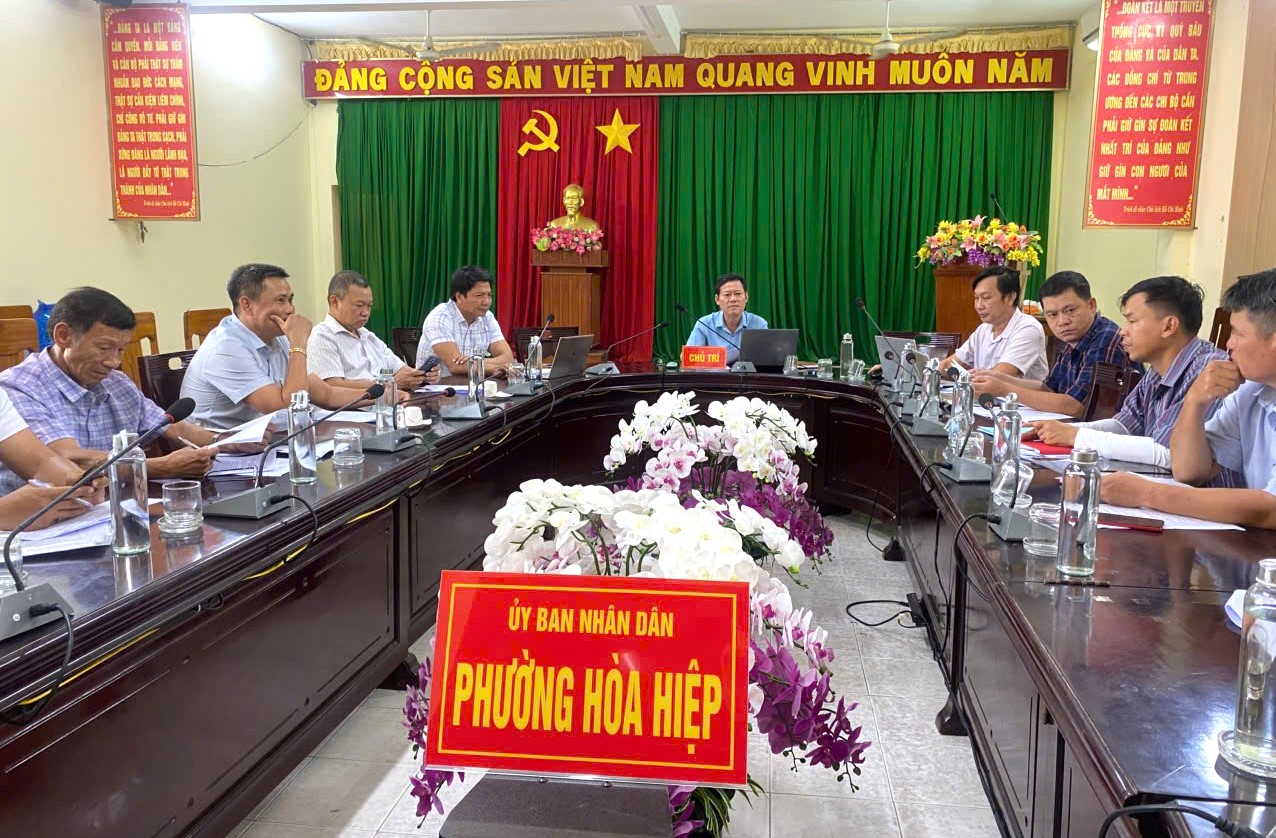 Chủ tịch UBND phường làm việc với các HTX trên địa bàn phường