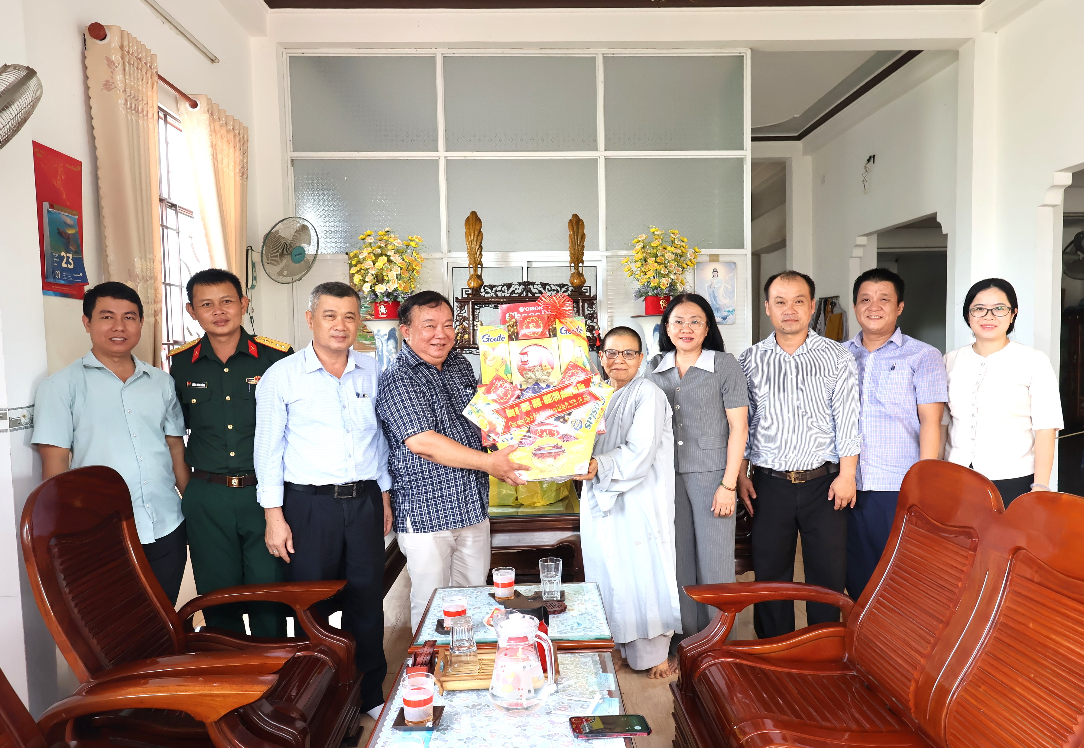 Lãnh đạo phường thăm, tặng quà các cơ sở, điểm sinh hoạt Tôn giáo nhân Đại lễ Phật đản và An cư kết hạ PL.2570 - DL.2026