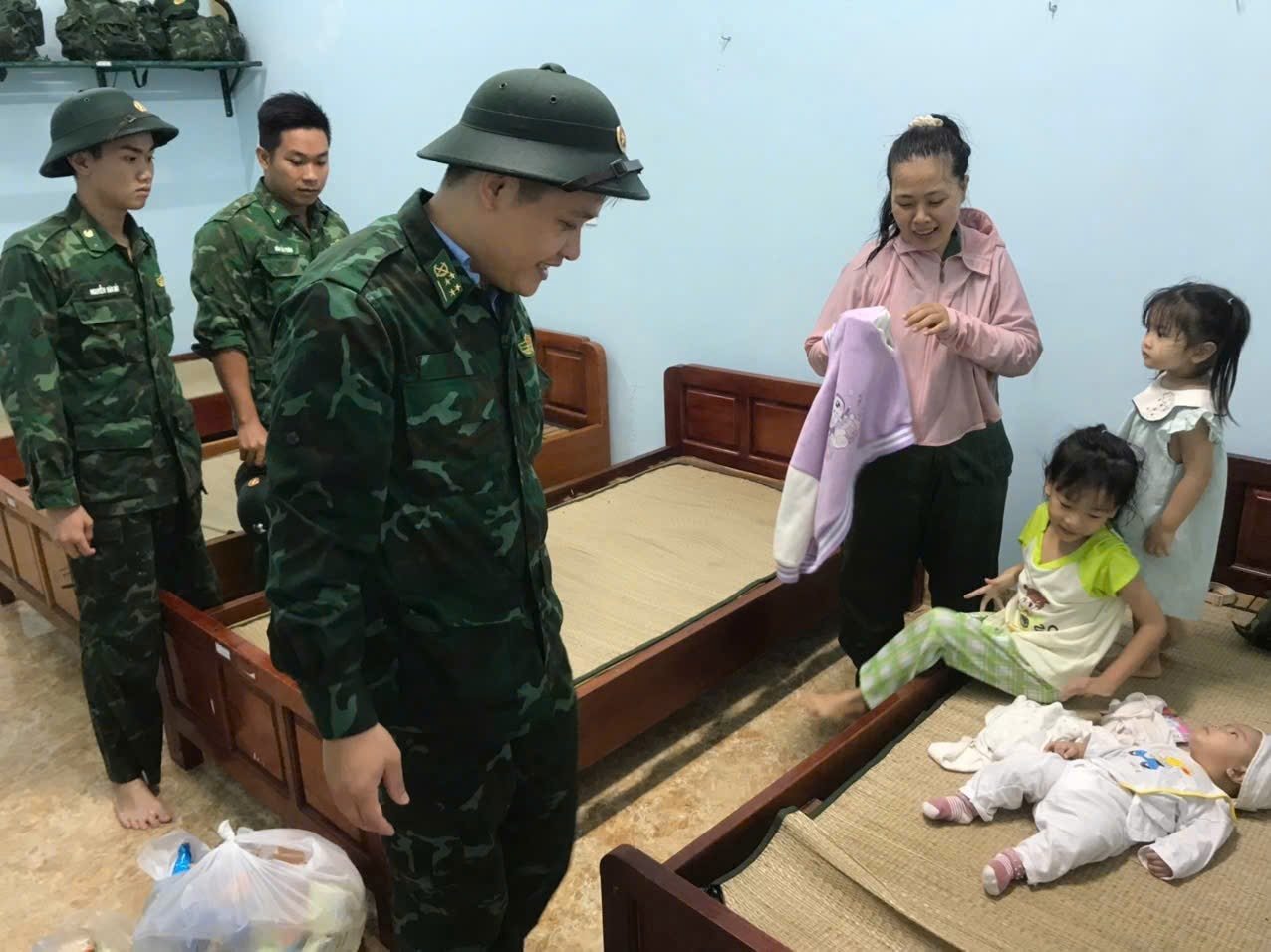 Đồn Biên phòng Hòa Hiệp Nam đón người dân vào trú tránh bão an toàn