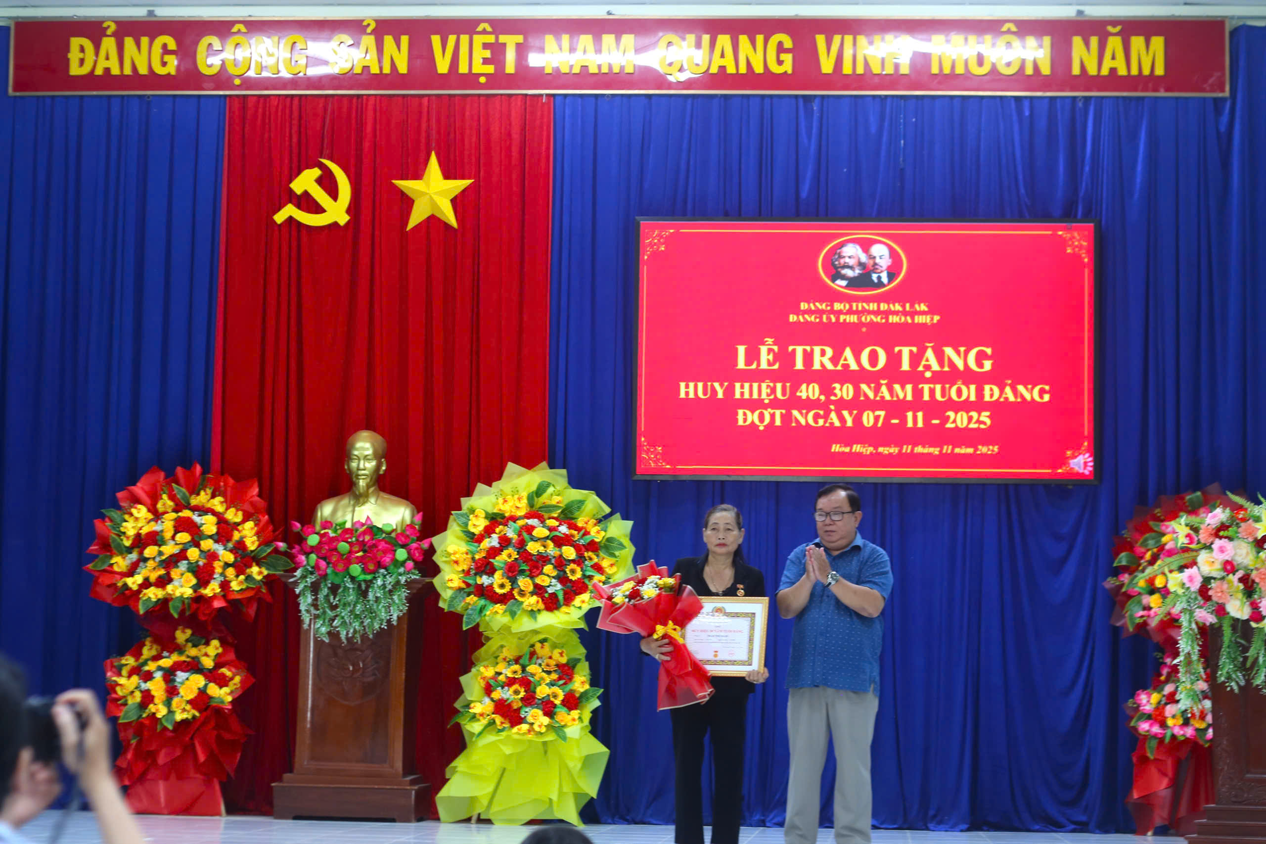 ĐẢNG ỦY PHƯỜNG HÒA HIỆP TỔ CHỨC LỄ TRAO TẶNG HUY HIỆU ĐẢNG CHO 5 ĐẢNG VIÊN ĐỢT 07/11/2025