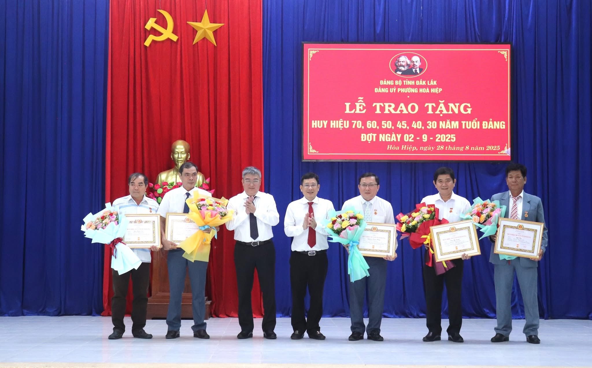 PHƯỜNG HOÀ HIỆP TRAO HUY HIỆU ĐẢNG ĐỢT 2/9 CHO 25 ĐẢNG VIÊN