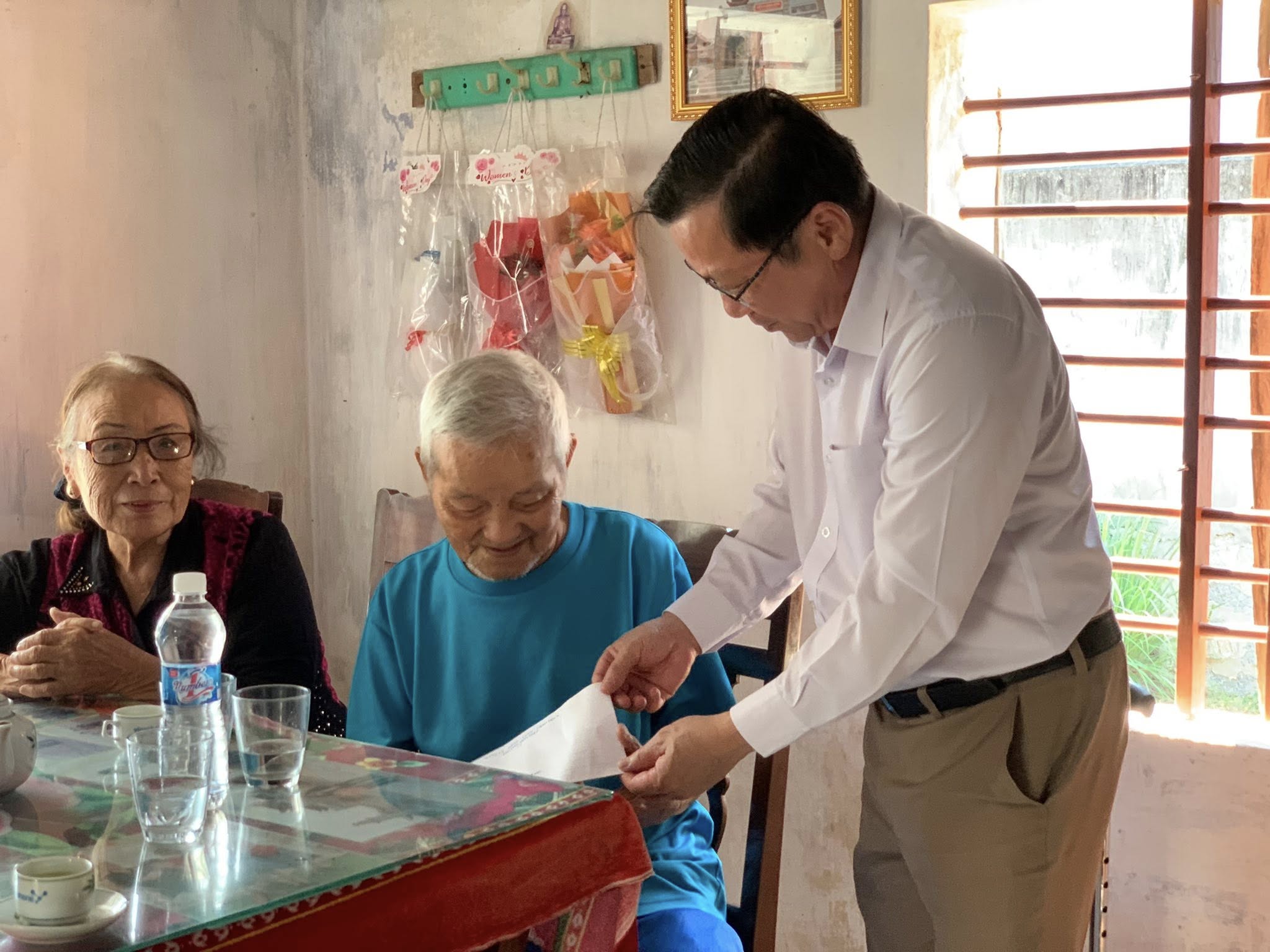 ĐẢNG ỦY PHƯỜNG HÒA HIỆP THĂM, TẶNG QUÀ ĐẢNG VIÊN LÃO THÀNH, NGƯỜI CÓ CÔNG CÁCH MẠNG NHÂN KỶ NIỆM 51 NĂM NGÀY GIẢI PHÓNG PHÚ YÊN