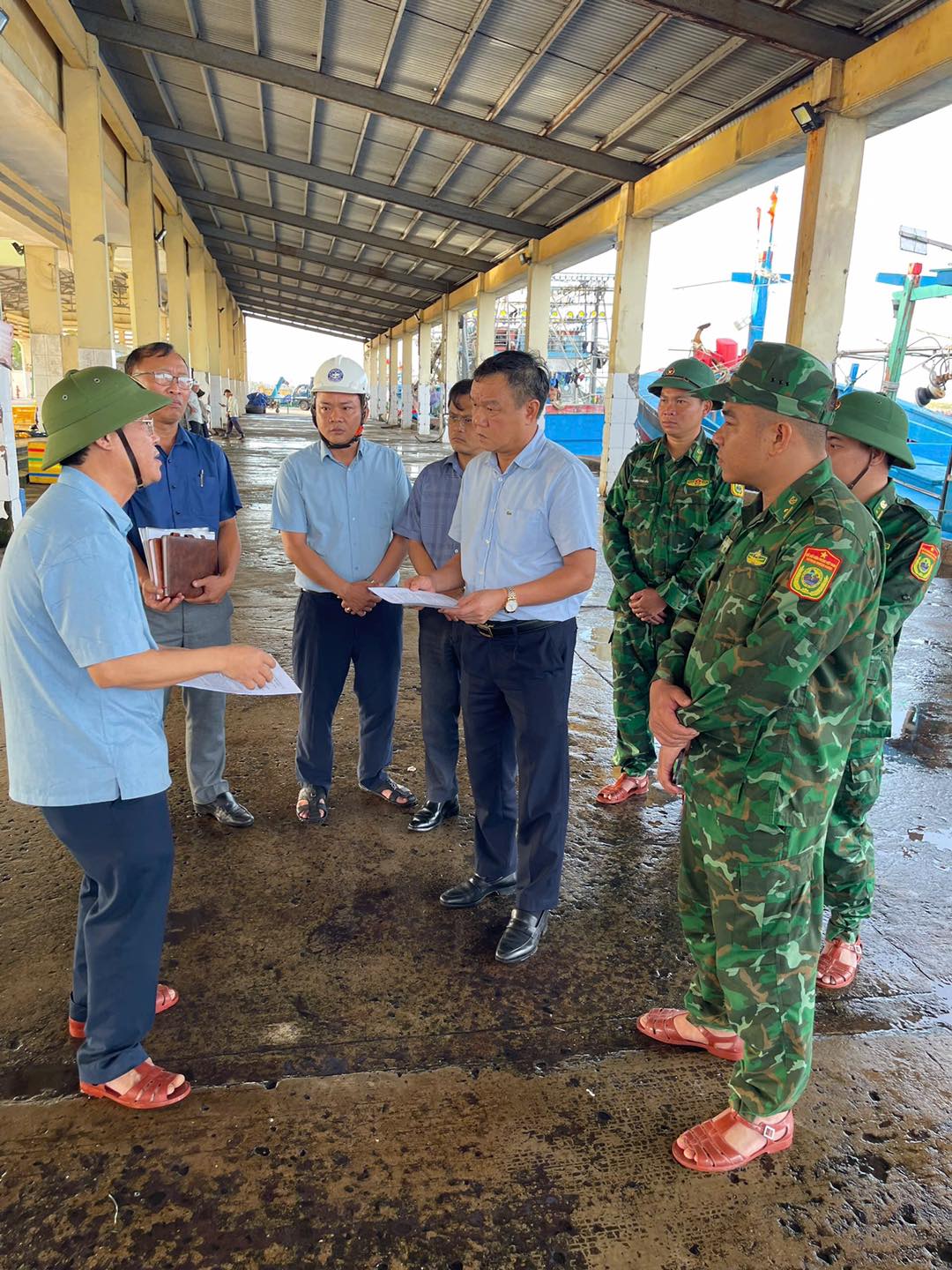 ĐỒNG CHÍ ĐÀO MỸ - PHÓ CHỦ TỊCH ỦY BAN NHÂN DÂN TỈNH ĐẮK LẮK KIỂM TRA CÔNG TÁC PHÒNG, CHỐNG BÃO SỐ 13 (KALMEGI) TẠI PHƯỜNG HÒA HIỆP