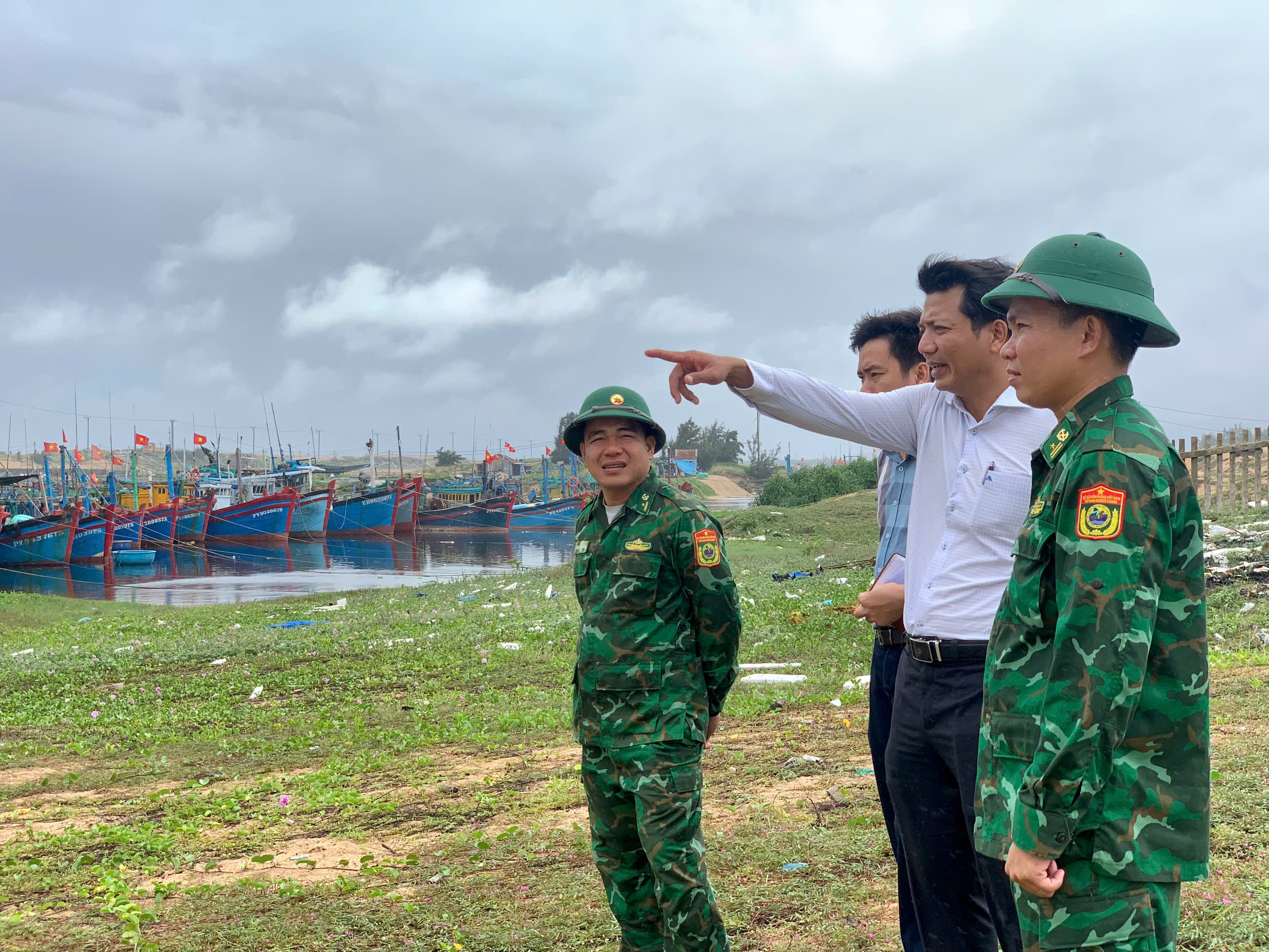 Phó Chủ tịch UBND phường Hòa Hiệp kiểm tra, chỉ đạo công tác phòng, chống bão số 13 (Kalmaegi)