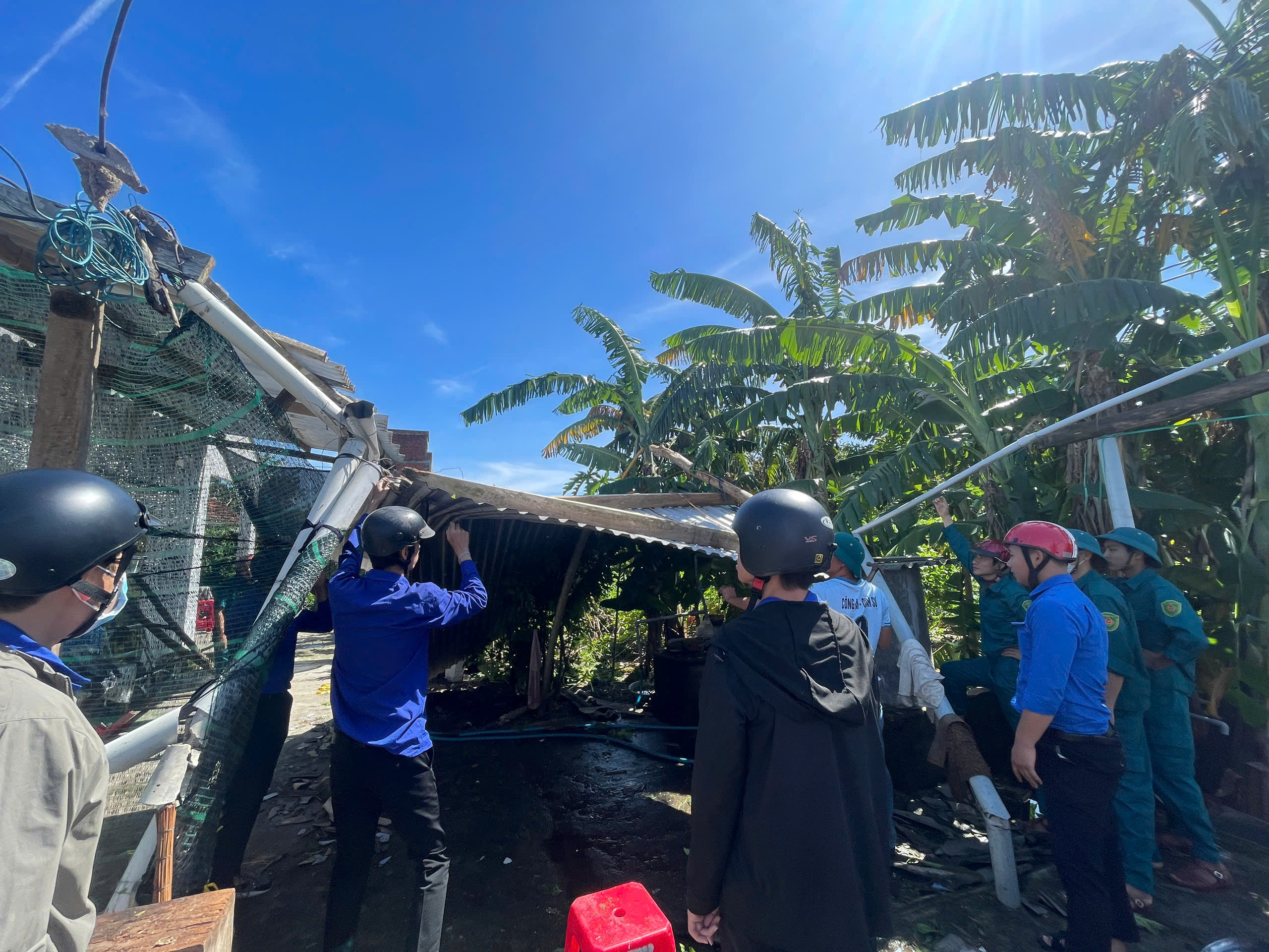 TUỔI TRẺ PHƯỜNG HÒA HIỆP CHUNG TAY KHẮC PHỤC HẬU QUẢ BÃO SỐ 13