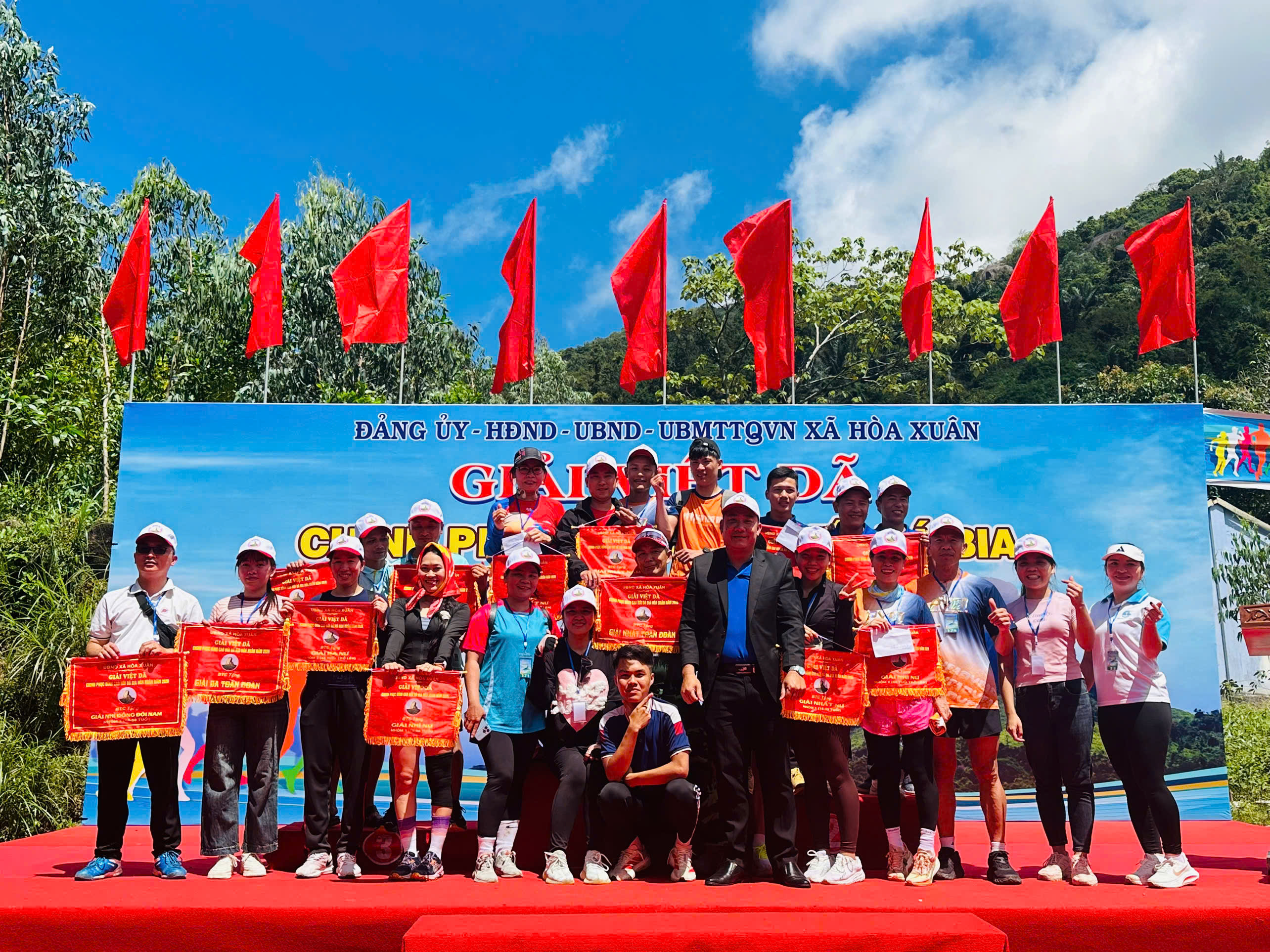 PHƯỜNG HÒA HIỆP THAM GIA CHINH PHỤC ĐỈNH CAO NÚI ĐÁ BIA