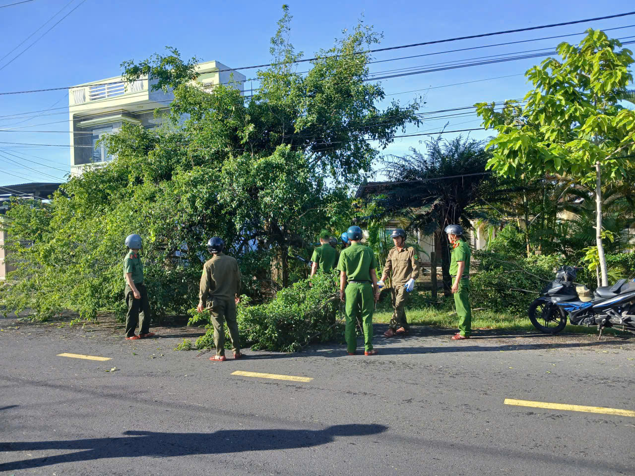 UBND PHƯỜNG HÒA HIỆP KHẨN TRƯƠNG KHẮC PHỤC HẬU QUẢ CỦA BÃO SỐ 13