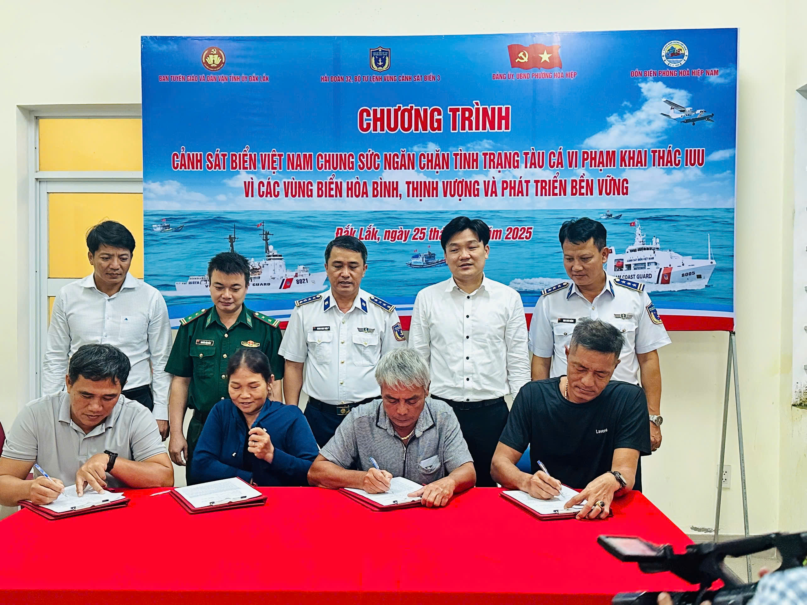 Chương trình “Cảnh sát biển đồng hành cùng ngư dân”, tuyên truyền chống khai thác IUU tại phường Hòa Hiệp