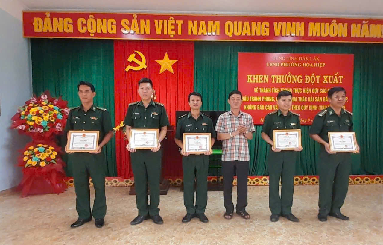 Khen thưởng đột xuất tập thể, cá nhân tiêu biểu trong phòng, chống khai thác IUU
