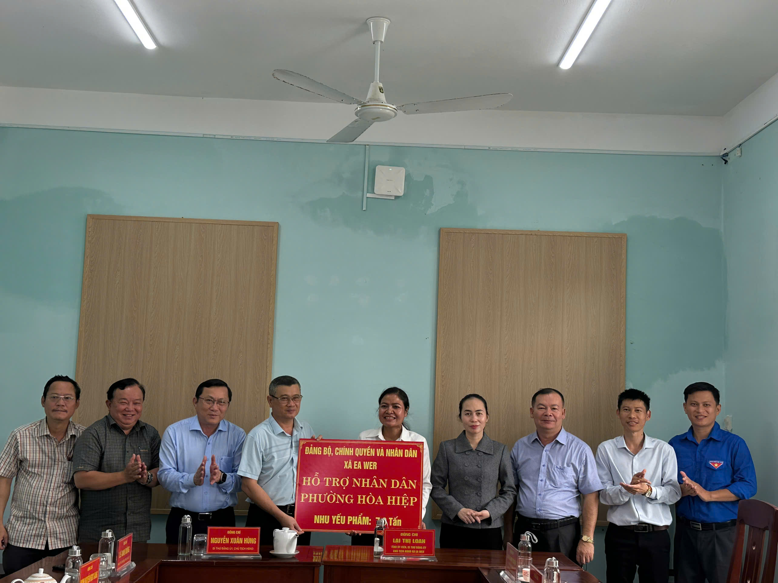 XÃ EA WER THĂM VÀ HỖ TRỢ PHƯỜNG HÒA HIỆP KHẮC PHỤC HẬU QUẢ SAU LŨ LỤT