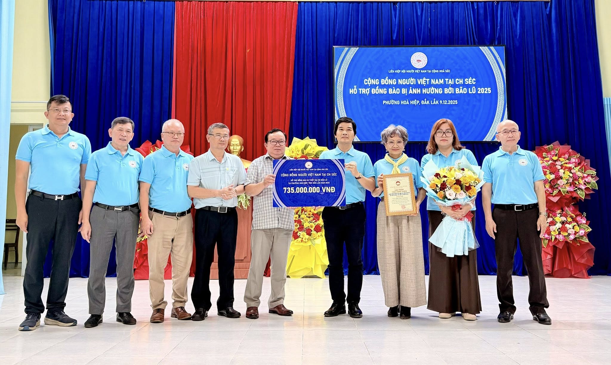 Liên hiệp Hội Người Việt Nam tại Cộng hòa Séc tặng quà hỗ trợ người dân phường Hòa Hiệp khắc phục hậu quả mưa lũ