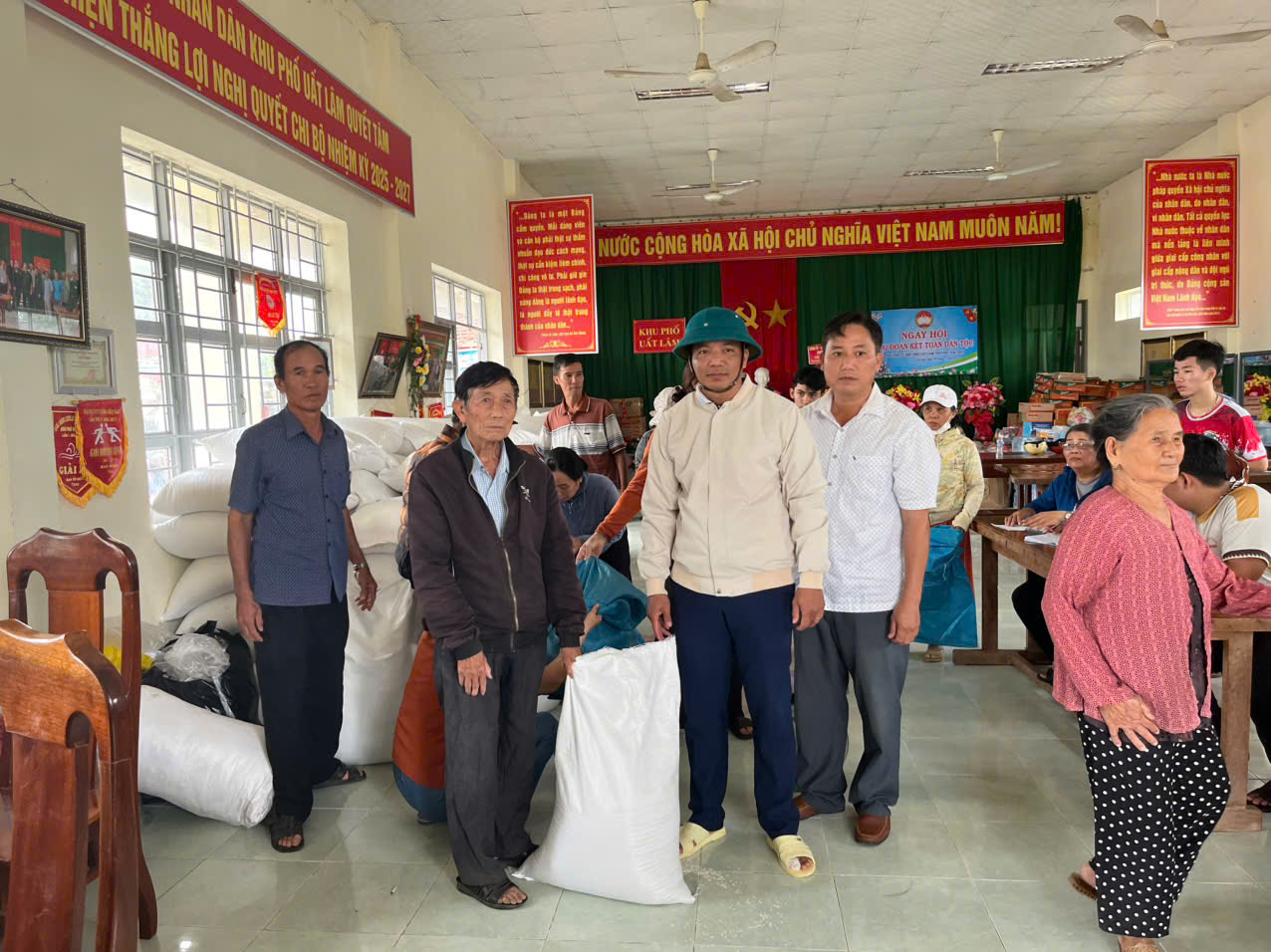 PHƯỜNG HÒA HIỆP: PHÂN BỔ 100 TẤN GẠO HỖ TRỢ NGƯỜI DÂN KHẮC PHỤC KHÓ KHĂN SAU MƯA LŨ