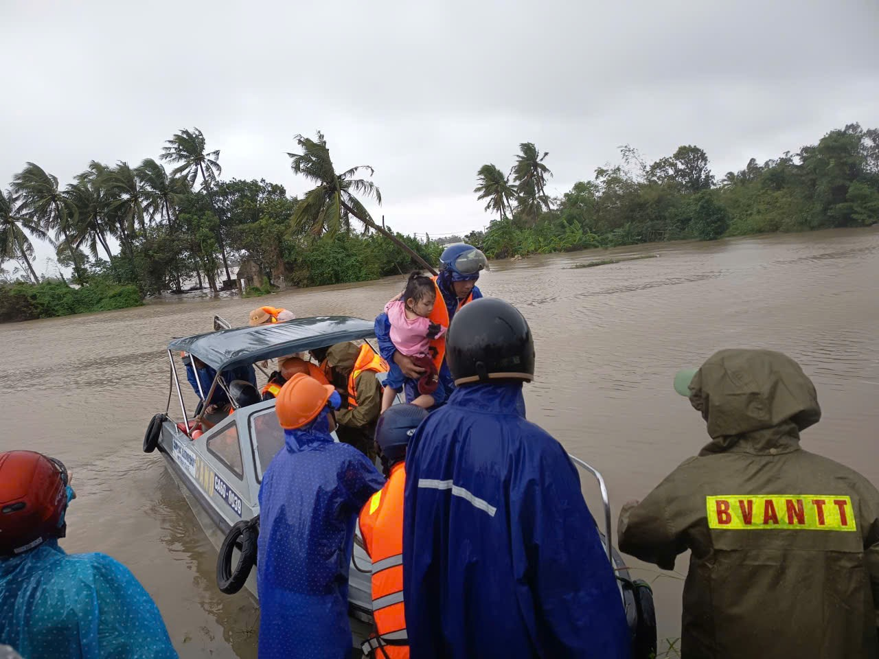 Phường Hòa Hiệp tiếp nhận và phân phối nhu yếu phẩm hỗ trợ người dân bị ảnh hưởng mưa lũ