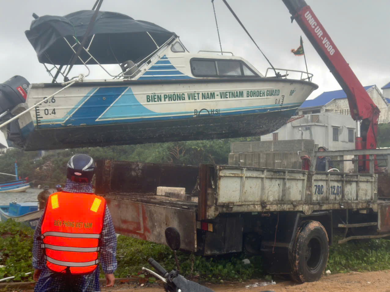 BỘ ĐỘI BIÊN PHÒNG CHỦ ĐỘNG HỖ TRỢ NHÂN DÂN ỨNG PHÓ VÀ KHẮC PHỤC HẬU QUẢ MƯA LŨ