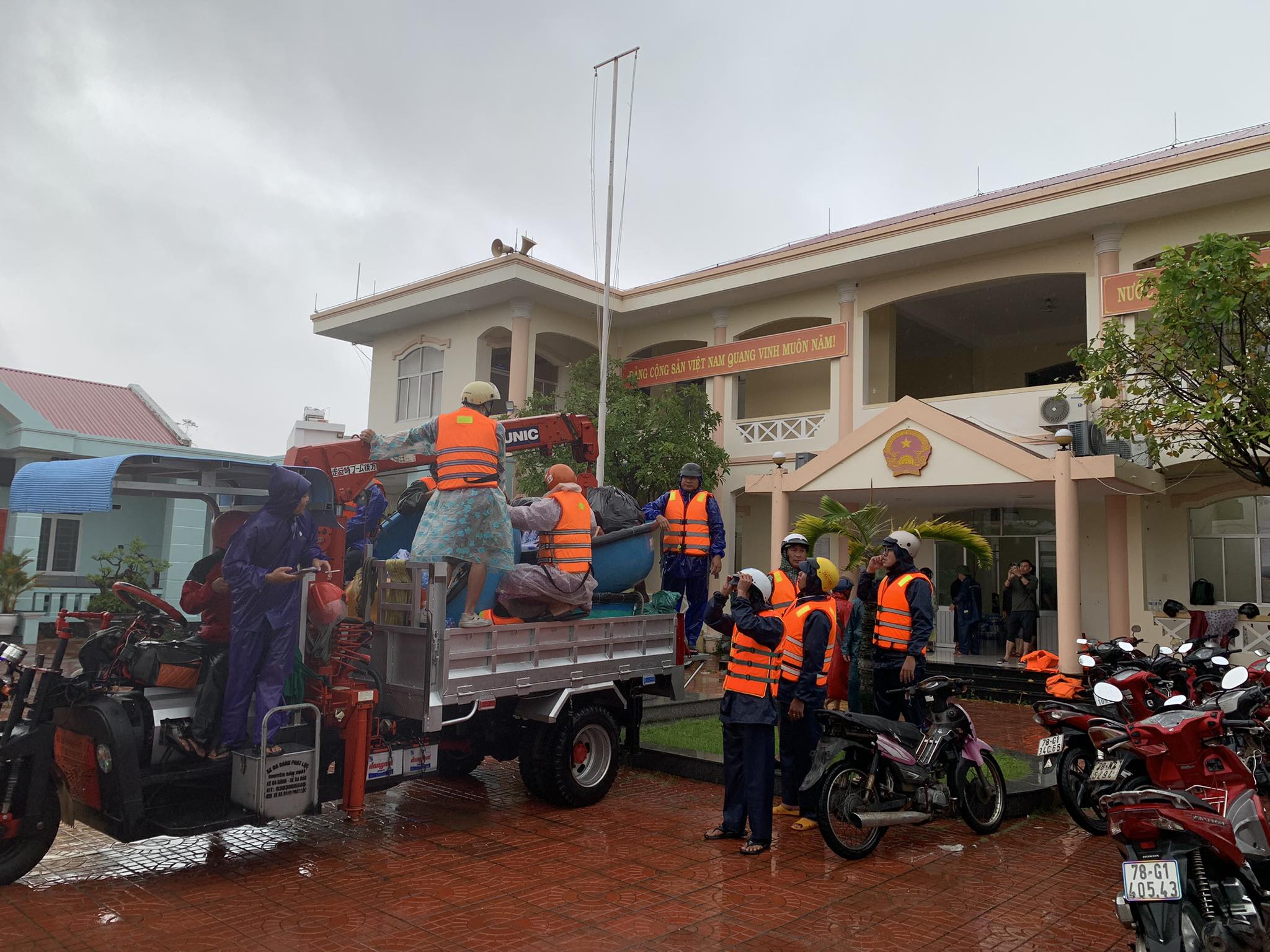 UBND PHƯỜNG HÒA HIỆP TIẾP TỤC TRIỂN KHAI LỰC LƯỢNG HỖ TRỢ CÁC HỘ DÂN BỊ CÔ LẬP