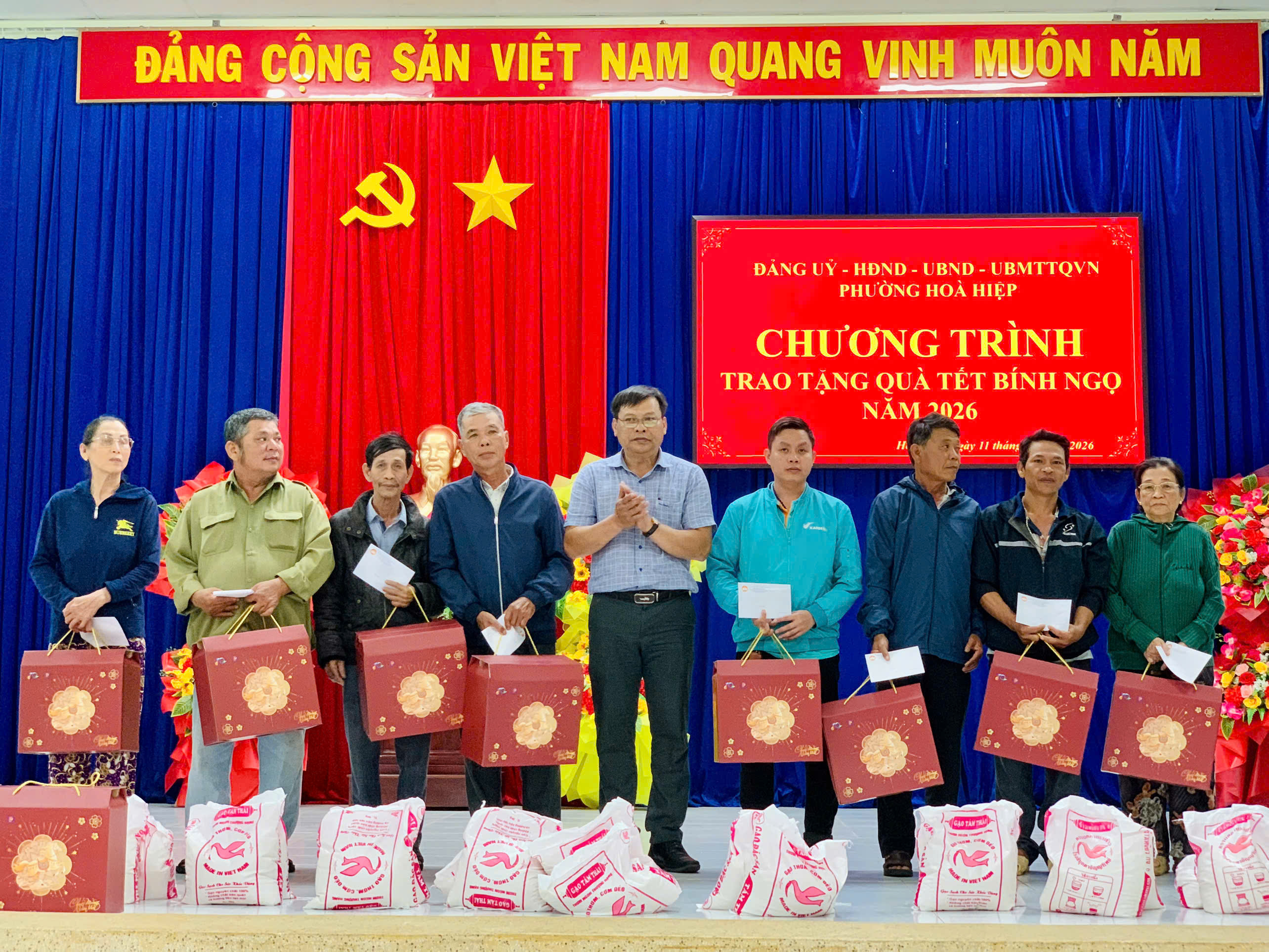ỦY BAN MTTQ VIỆT NAM PHƯỜNG HÒA HIỆP TRAO 60 SUẤT QUÀ CỦA ĐỒNG CHÍ NGUYỄN THÁI HỌC HỖ TRỢ HỘ NGHÈO, HỘ KHÓ KHĂN NHÂN DỊP XUÂN BÍNH NGỌ 2026