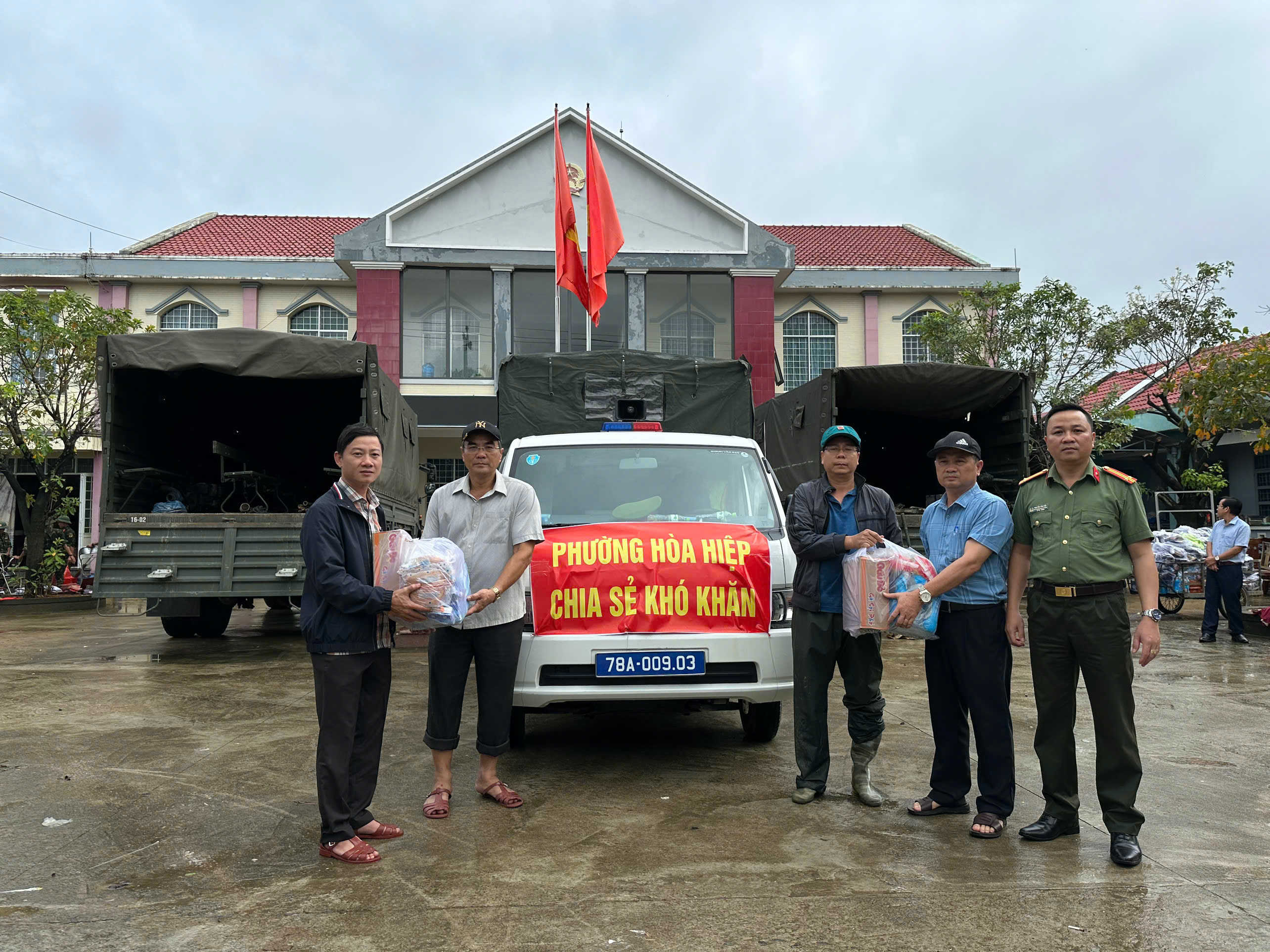 PHƯỜNG HÒA HIỆP THĂM HỎI, CHIA SẺ THIỆT HẠI SAU LŨ LỤT TẠI XÃ HÒA THỊNH