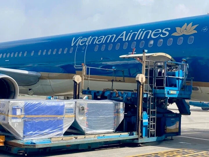 VIETNAM AIRLINES MIỄN PHÍ VẬN CHUYỂN HÀNG HÓA HỖ TRỢ ĐỒNG BÀO VÙNG LŨ MIỀN TRUNG